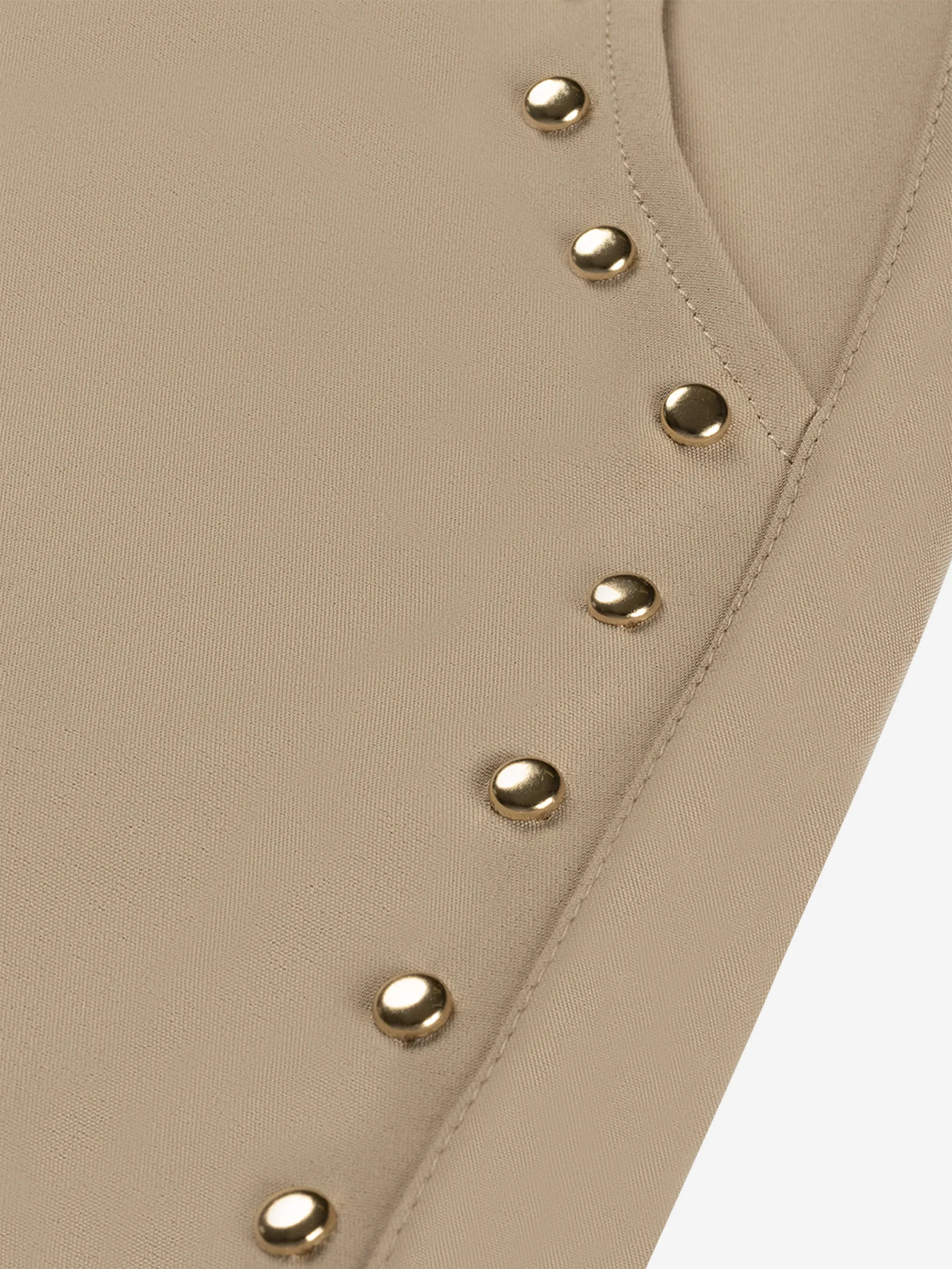 Korte aansluitende rok met decoratieve studs