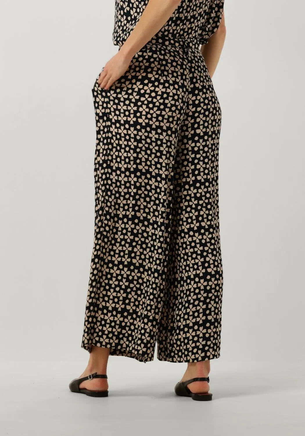 ZWARTE BYBAR WIJDE BROEK WANDA KHANDI PANTS